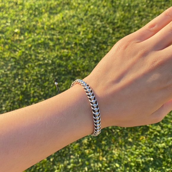 Handmade macrame woven bracelet - Picture 5 of 6